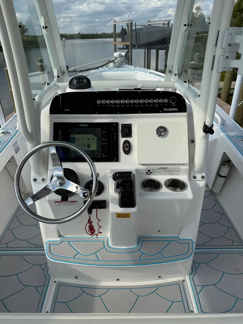Slide: The Image of Everglades 243 Center Console 2016 - 5