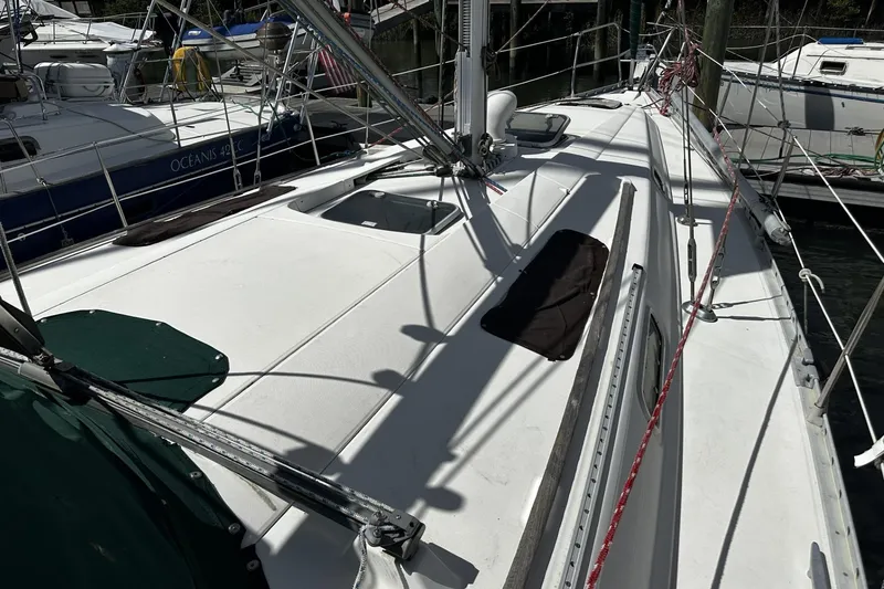Slide: The Image of 1994 Beneteau Oceanis 400 sailboat deck with rigging and hatches in marina. - 46