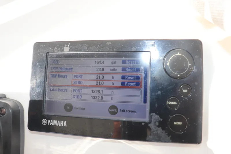 Slide: The Image of Yamaha boat display showing trip and total hours, Jupiter 30, 2013 model. - 21