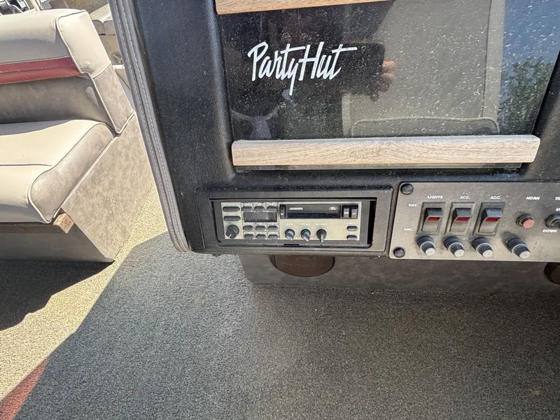 Slide: The Image of 1990 Sun Tracker Party Hut 28 dashboard with controls. - 17