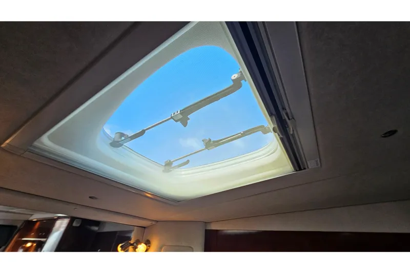 Slide: The Image of 2008 Sea Ray Sundancer 310 cabin skylight with blue sky view. - 29