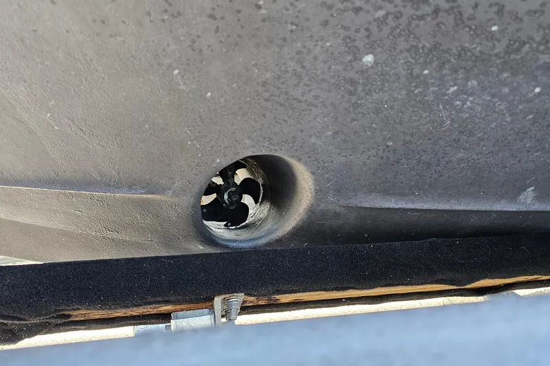 Slide: The Image of 2008 Sea Ray Sundancer 310 hull with visible propeller detail. - 5