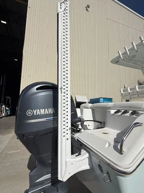 Slide: The Image of 2019 Sea Hunt Ultra 211 boat with Yamaha engine. - 15