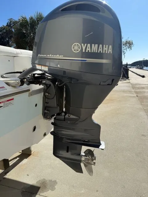 Slide: The Image of Yamaha outboard motor on a 2019 Sea Hunt Ultra 211 boat. - 17