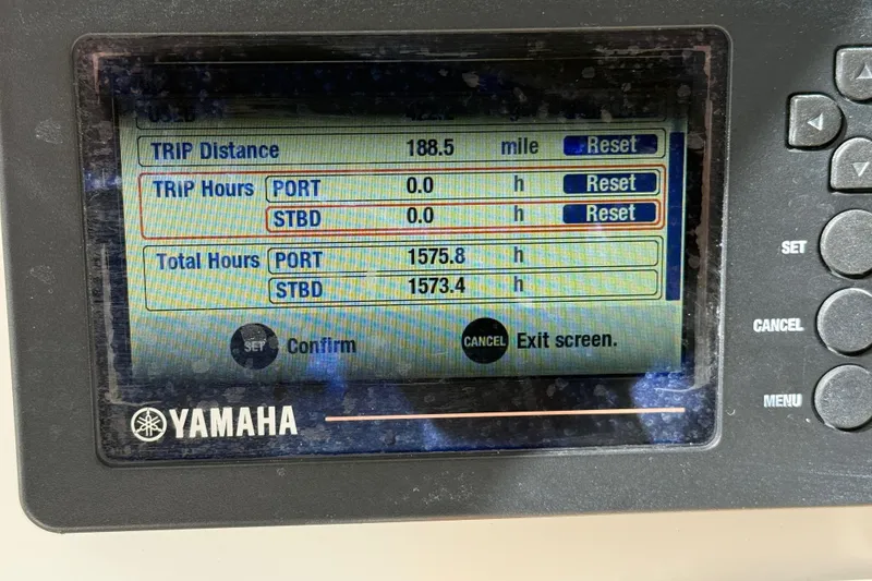Slide: The Image of Yamaha display showing trip and total hours for 2018 NauticStar 28 XS boat. - 21
