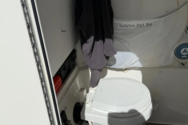 Slide: The Image of 2018 NauticStar 28 XS boat interior with toilet and Ballyhoo bait net. - 38