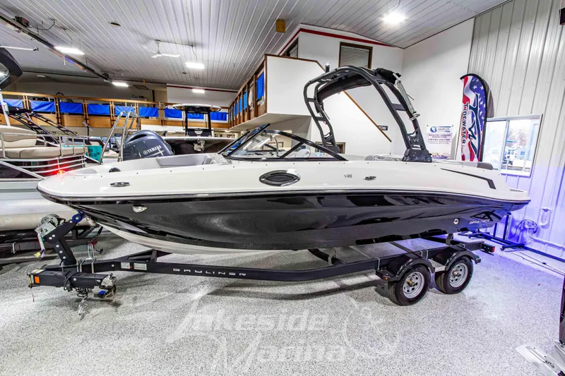 The Image of Bayliner VR6 Bowrider I/O 2023 - undefined