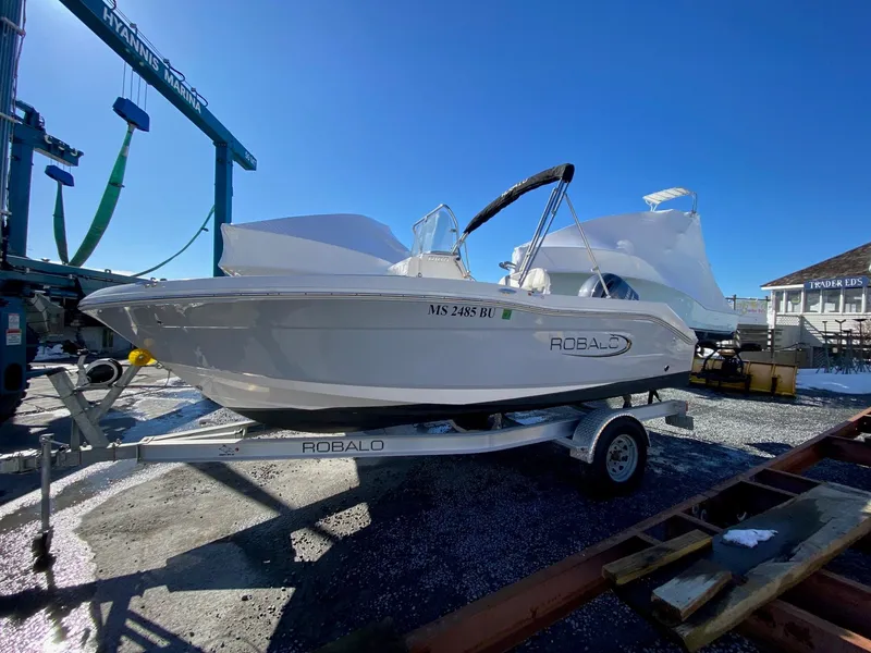 The Image of Robalo R180 Center Console 2023 - 0