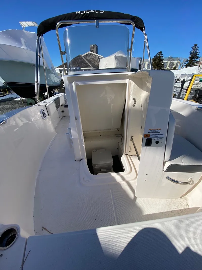 Slide: The Image of Robalo R180 Center Console 2023 - 7
