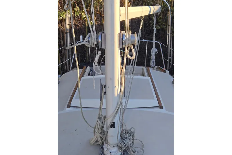 Slide: The Image of 1982 O'Day 28 sailboat deck with mast and rigging details. - 8