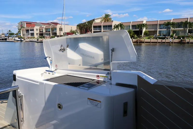 Slide: The Image of The image shows the stern of a Saxdor 400 GTO with an open engine cover by the water. - 16