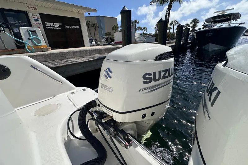 Slide: The Image of Boston Whaler 285 Conquest 2006 with Suzuki 250 outboard engines at marina. - 42
