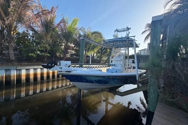 The Image of 2007 Pathfinder 2200 Tournament Edition boat docked near palm trees. - 0