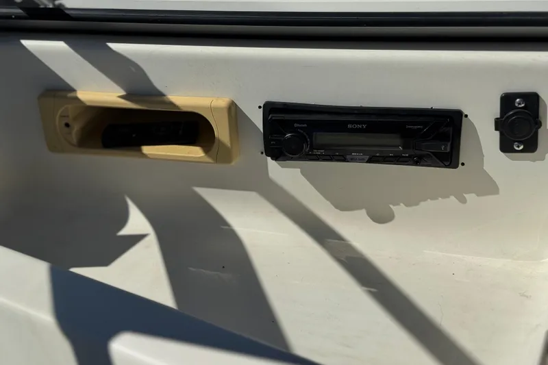 Slide: The Image of 2006 Bayliner 175 XT boat dashboard with Sony stereo system. - 19