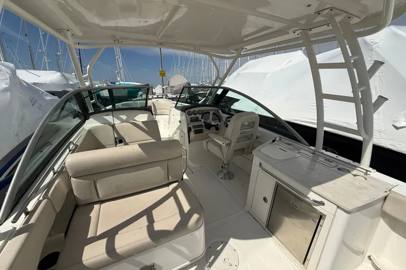 Slide: The Image of 2016 Boston Whaler 270 Vantage boat interior with seating and helm station. - 31