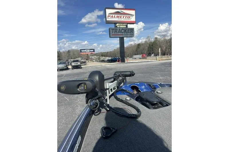 Slide: The Image of 2020 Skeeter FXR21 boat at Palmetto Boat Center with clear blue sky. - 10