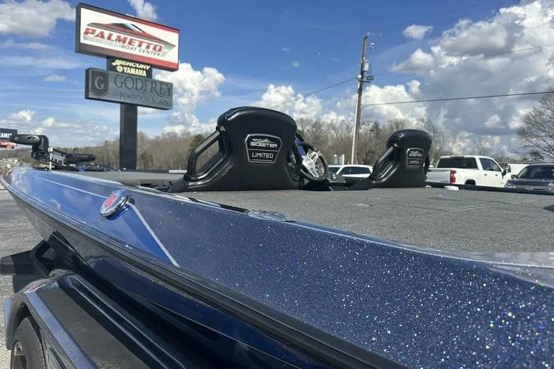 Slide: The Image of 2020 Skeeter FXR21 boat with sparkly blue finish at Palmetto Boat Center. - 7