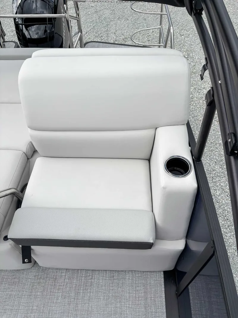 Slide: The Image of Harris Cruiser 230 SLDH 2026 seat with cup holder. - 21