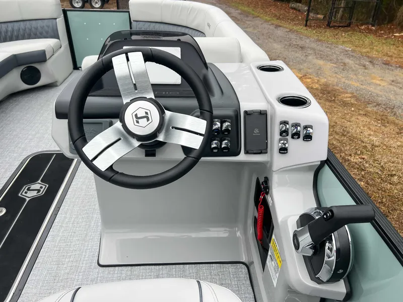 Slide: The Image of Steering wheel and controls of Harris Cruiser 230 SLDH 2026. - 19