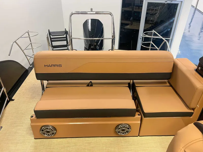 Slide: The Image of Harris Grand Mariner 230 SLDH 2026, luxurious boat seating. - 20