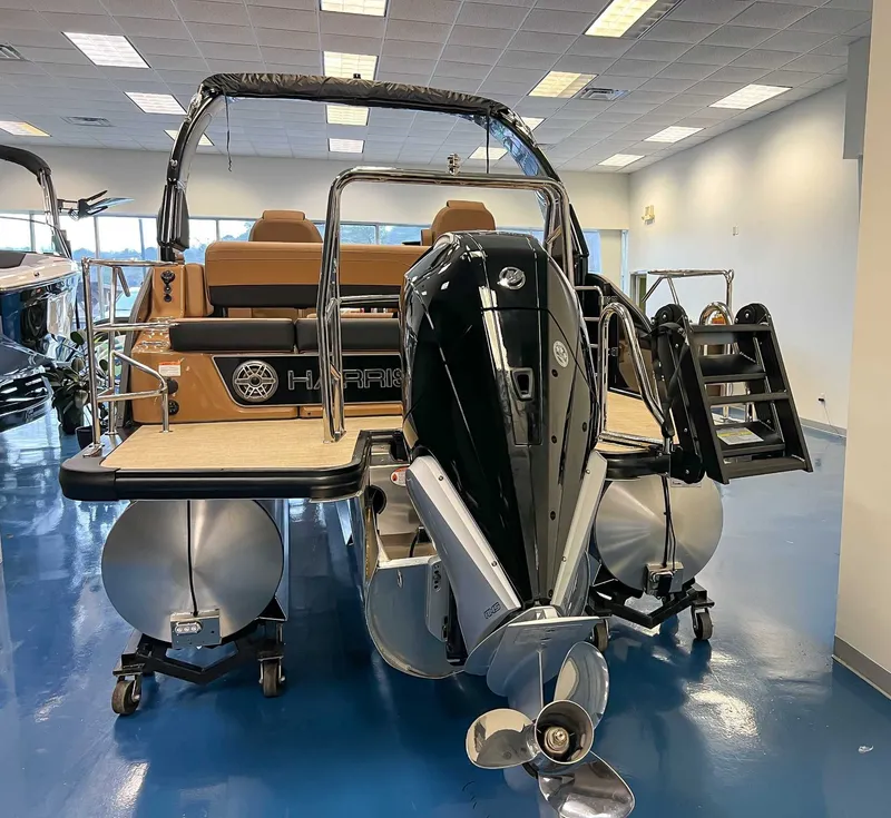 Slide: The Image of Harris Grand Mariner 230 SLDH 2026 in showroom. - 7