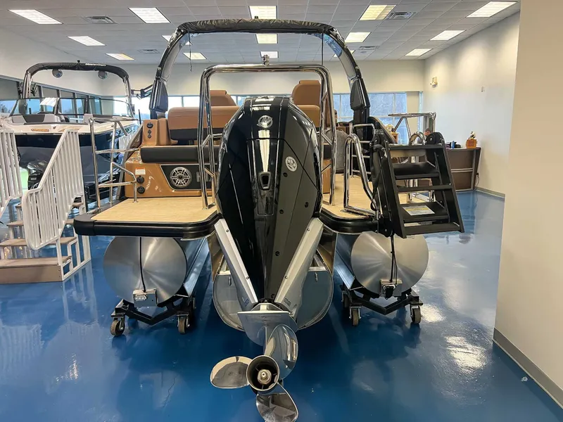 Slide: The Image of Harris Grand Mariner 230 SLDH 2026 in showroom, rear view. - 8