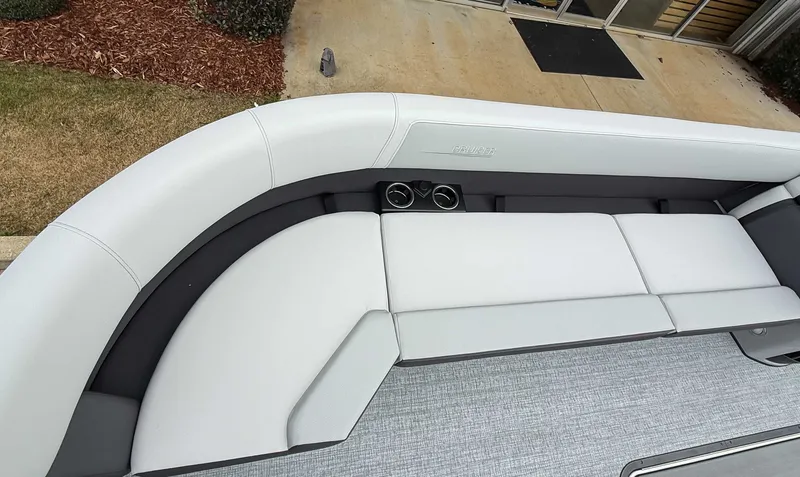 Slide: The Image of Harris Cruiser 250 SLDH 2026, luxurious boat seating in light leather. - 10