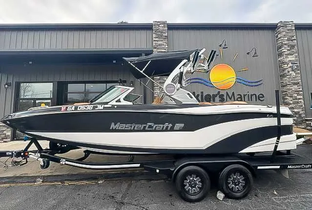 The Image of 2018 MasterCraft XT22 boat in front of Skier's Marine building. - 1
