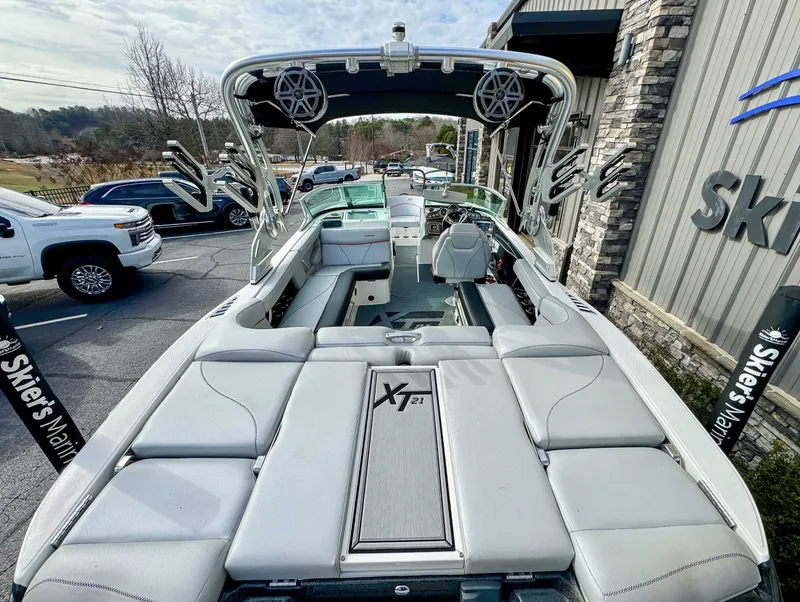 Slide: The Image of 2017 MasterCraft XT21 boat interior at Skier's Marine. - 8
