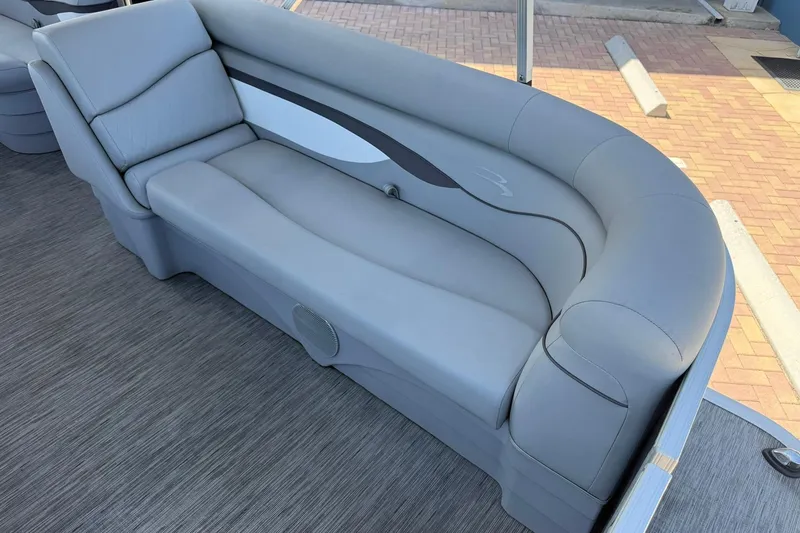 Slide: The Image of Luxurious seating on 2022 Bennington 22 SS Fish and Cruise pontoon boat. - 8