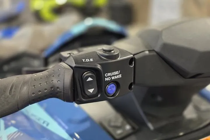 Slide: The Image of 2026 Yamaha WaveRunner VX Cruiser handlebar with cruise control and no wake mode. - 16