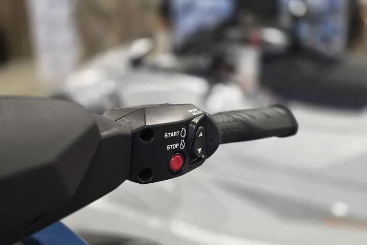 Slide: The Image of Handlebar controls of 2026 Yamaha WaveRunner VX Cruiser, featuring start and stop buttons. - 18
