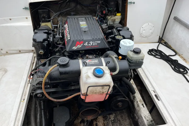 Slide: The Image of Engine of 1986 Medeiros Limestone 20 Cuddy Cabin boat, featuring 4.3L EFI Mercury motor. - 5