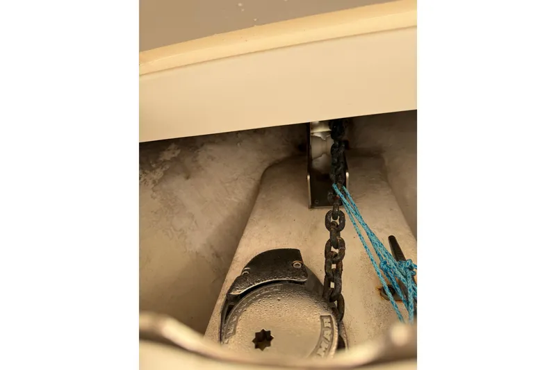 Slide: The Image of Anchor chain and rope in a 2015 Regulator 28 Forward Seating boat. - 75