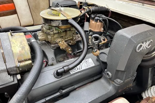 Slide: The Image of 1986 Galaxie Bowrider engine, featuring OMC 5.7L V8, detailed view. - 20