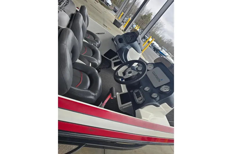 Slide: The Image of Interior of a 2014 Nitro Z-7 boat with Garmin display. - 5