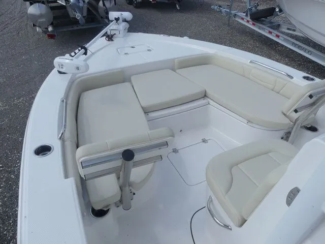 Slide: The Image of Robalo 226 Cayman 2026 - 12