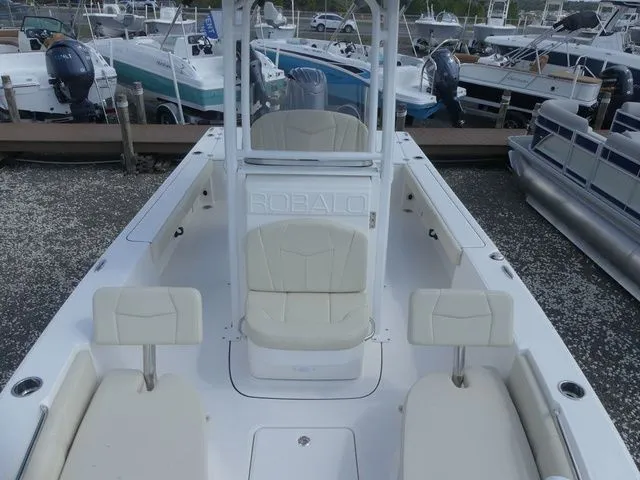 Slide: The Image of Robalo 226 Cayman 2026 - 14