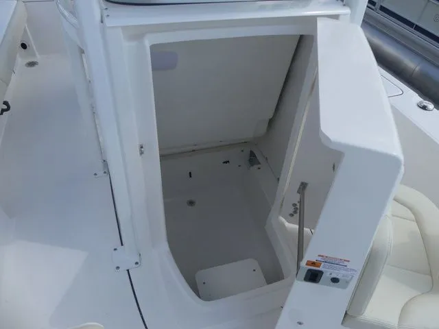 Slide: The Image of Robalo 226 Cayman 2026 - 15