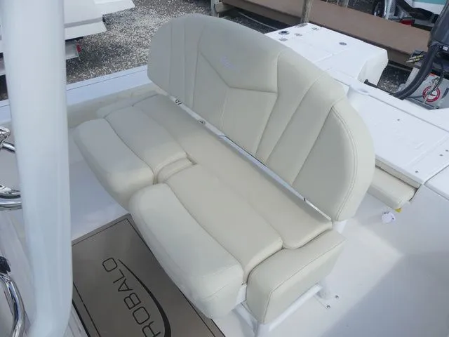 Slide: The Image of Robalo 226 Cayman 2026 - 18