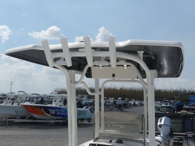 Slide: The Image of Robalo 226 Cayman 2026 - 22