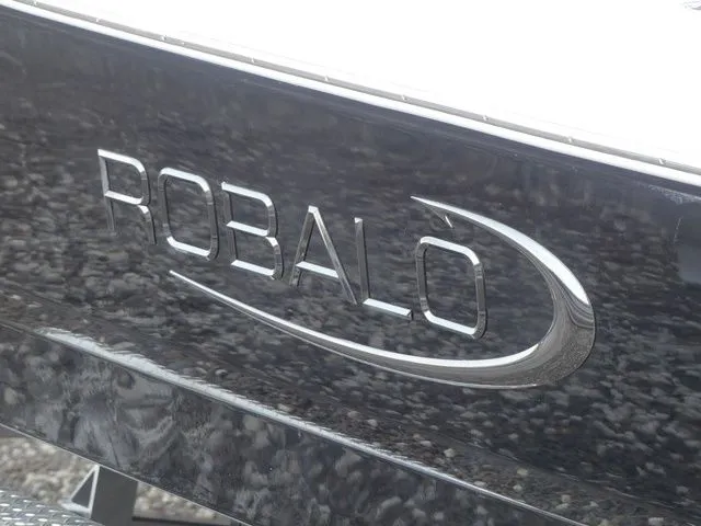 Slide: The Image of Robalo 226 Cayman 2026 - 7