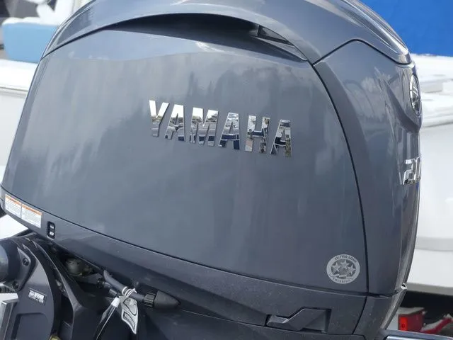 Slide: The Image of Robalo 226 Cayman 2026 - 9