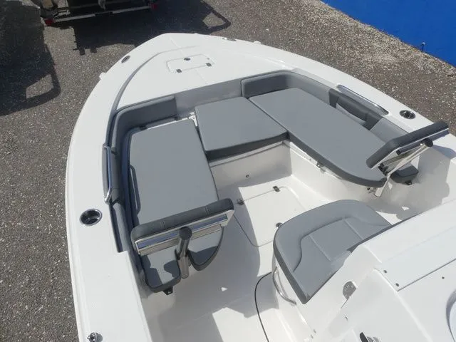 Slide: The Image of Robalo 226 Cayman 2026 - 12