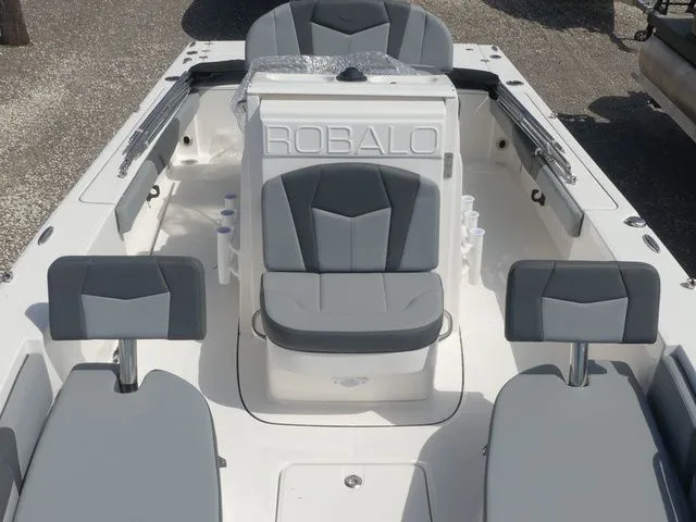 Slide: The Image of Robalo 226 Cayman 2026 - 13