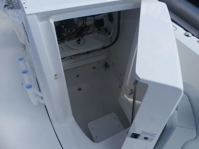 Slide: The Image of Robalo 226 Cayman 2026 - 14