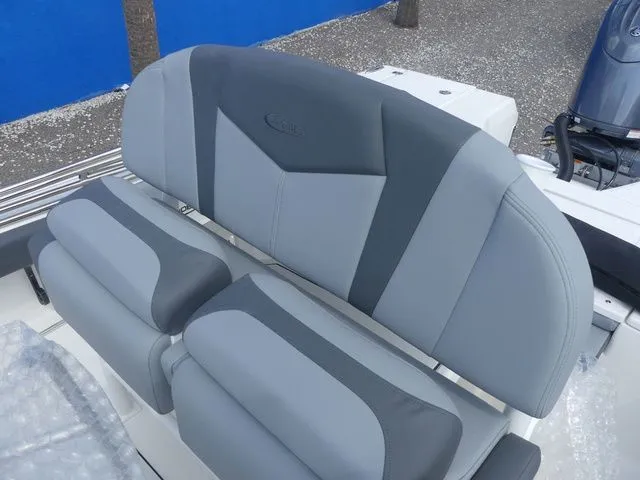 Slide: The Image of Robalo 226 Cayman 2026 - 15