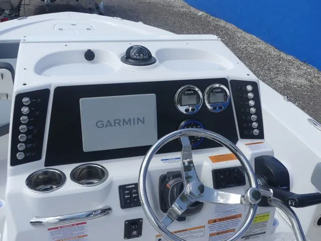 Slide: The Image of Robalo 226 Cayman 2026 - 16