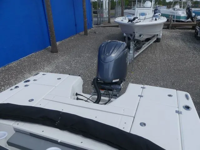 Slide: The Image of Robalo 226 Cayman 2026 - 17