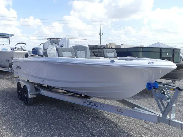 Slide: The Image of Robalo 226 Cayman 2026 - 3